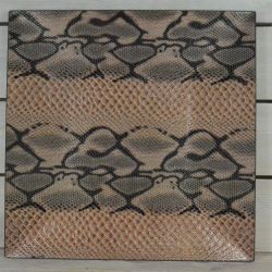 Umelá tácka - hadí vzor (32,5x32,5 cm)