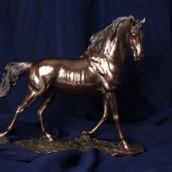 Cválajúci kôň (24x27x9,5cm)