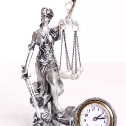 Socha spravodlivosti JUSTÍCIA s hodinami L-779-1 - strieborná (19x12x6 cm)