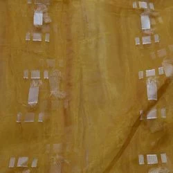 Zlatá záclona s bielymi kockami v. 280 cm (m)