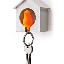 Vešiačik na kľúče Qualy Sparrow, biela búdka / oranžový vtáčik