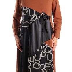 Dámske šaty s nápismi a mašľou 1337 JAMOISELLE - čierno-hnedé
