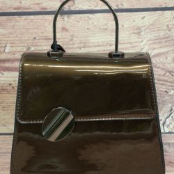 Dámska kabelka lakovaná s ozdobou PH1202 - hnedá (17x19x7,5 cm)