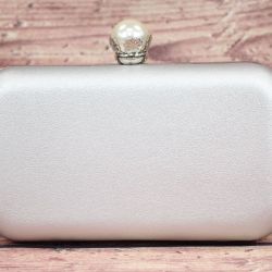 Dámska spoločenská kabelka s ozdobným gombíkom (6228) - strieborná (20x11x5 cm)