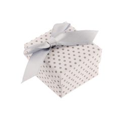 Šperky Eshop - Darčeková krabička na prsteň alebo náušnice, biely povrch, sivé bodky a mašľa Y33.9