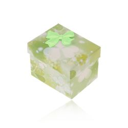 Šperky Eshop - Zeleno-biela krabička na prsteň alebo náušnice, potlač trojlístkov, mašlička Y07.07