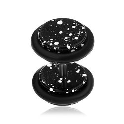 Šperky Eshop - Akrylový fake plug do ucha, čierny povrch, nepravidelné biele škvrny PC05.38