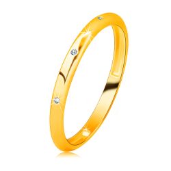 Šperky Eshop - Briliantová obrúčka zo 14K žltého zlata - tri okrúhle číre diamanty, hladký povrch  BT507.13/18 - Veľkosť: 49 mm