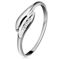 Šperky Eshop - Briliantový prsteň v bielom 14K zlate - mierne zahnuté lístočky, tri číre diamanty BT181.53/59/503.34/38 - Veľkosť: 54 mm