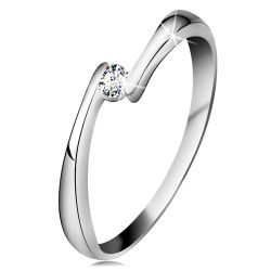 Šperky Eshop - Prsteň z bieleho 14K zlata - číry diamant medzi zúženými koncami ramien BT181.45/52/504.01/03/505.57 - Veľkosť: 56 mm