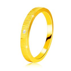 Šperky Eshop - Prsteň zo žltého 14K zlata - jemné ozdobné zárezy, číry zirkón, 1,3 mm  S3GG248.43/48 - Veľkosť: 58 mm